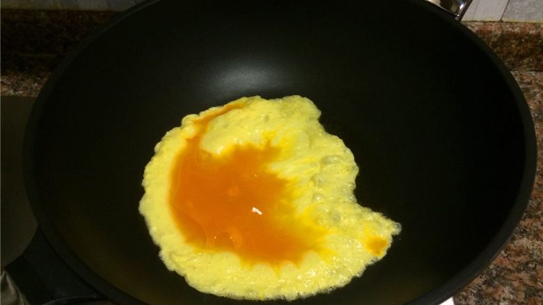 秋葵炒蛋,倒入鸡蛋液等待约5秒，蛋液稍微凝固。