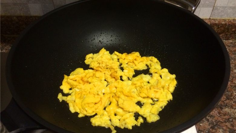 秋葵炒蛋,用铲子将鸡蛋铲成小碎块，继续翻炒5秒。