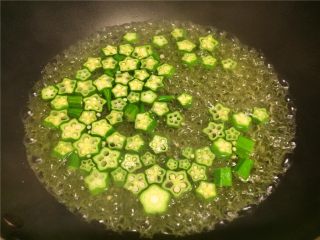 秋葵炒蛋,将秋葵清净切小颗粒放入沸水中焯水2分钟，然后捞出沥干水份备用。