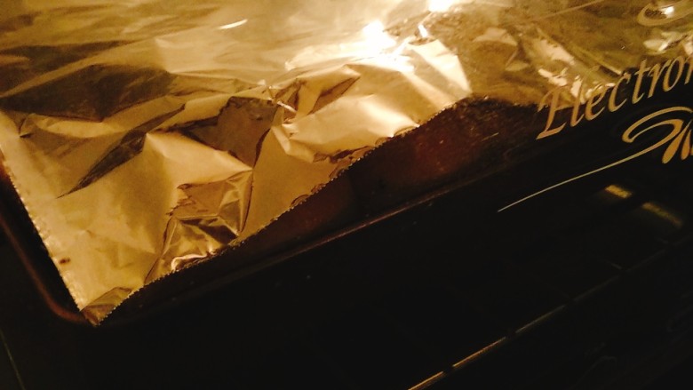 蜂蜜脆皮小面包,烤箱上下180度预热5分钟，烤20分钟，烤到10分钟，面包上色后，加盖锡纸，