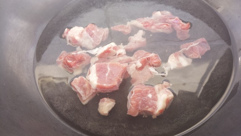 秘制红烧牛肉面,然后锅里烧水，把牛腩能放进去，先焯一下水。