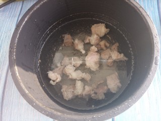 秘制红烧牛肉面,放入电饭锅里，再加入适量的水。