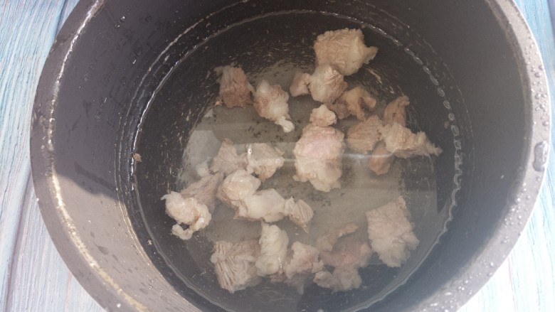 秘制红烧牛肉面,放入电饭锅里，再加入适量的水。