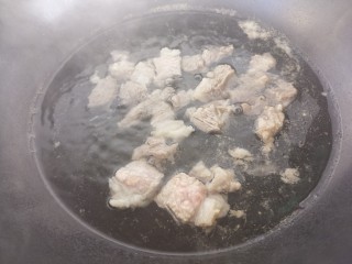 秘制红烧牛肉面,把牛腩煮熟。