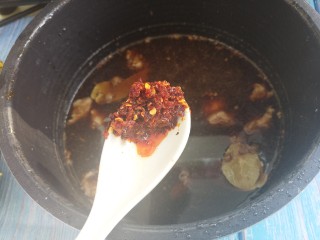 秘制红烧牛肉面,加一勺辣椒油。