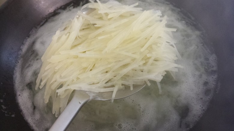 洋葱拌土豆丝,然后把土豆丝放在水里焯一下。