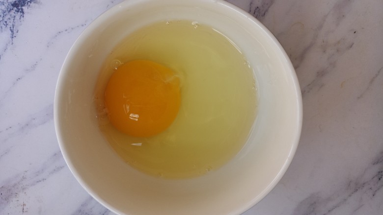 玉米鸡蛋汤,一个<a style='color:red;display:inline-block;' href='/shicai/ 9'>鸡蛋</a>打入碗中。