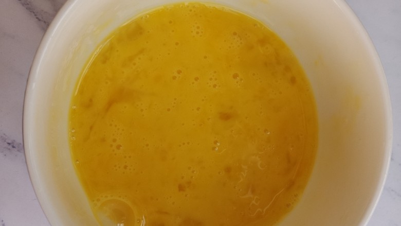 玉米鸡蛋汤,把鸡蛋搅拌均匀。