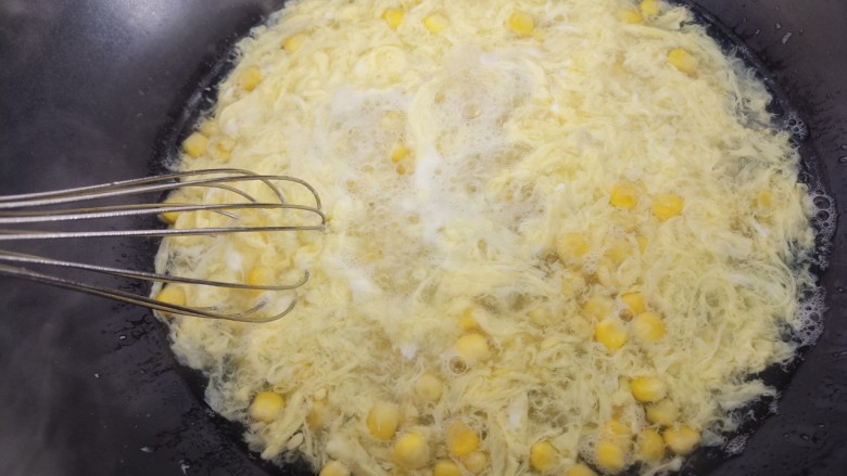 玉米鸡蛋汤,用打蛋器搅拌均匀，打成蛋花。