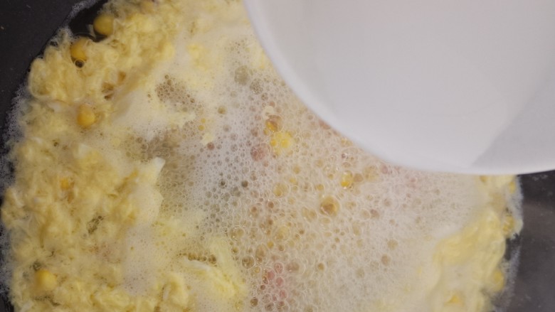 玉米鸡蛋汤,然后再倒入水淀粉。