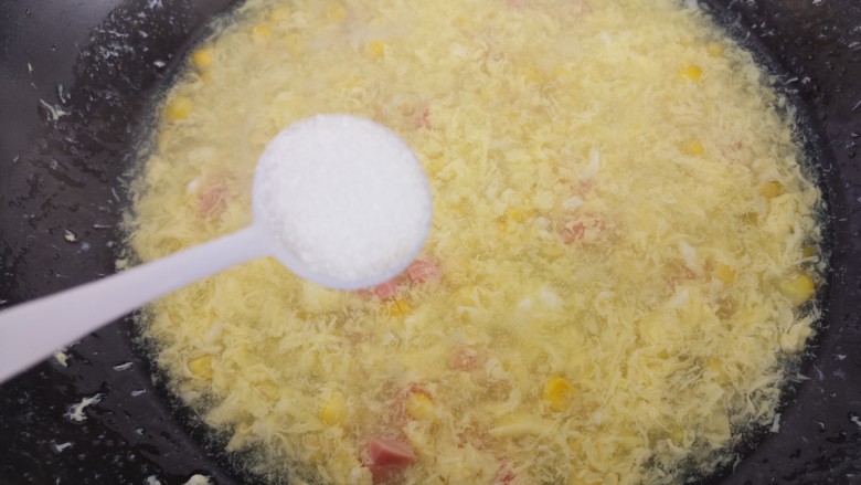玉米鸡蛋汤,加一勺盐。