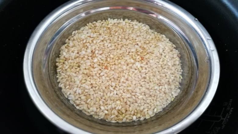 杂蔬糙米蛋炒饭：你减脂的小心思它都知道,把糙米放入电饭锅，加适量清水煮成糙米饭
