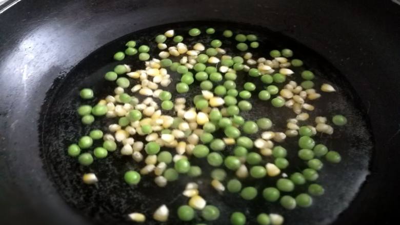 杂蔬糙米蛋炒饭：你减脂的小心思它都知道,青豆、玉米粒入开水断生