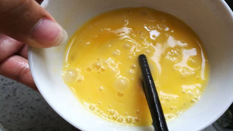 杂蔬糙米蛋炒饭：你减脂的小心思它都知道,鸡蛋打散