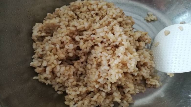 杂蔬糙米蛋炒饭：你减脂的小心思它都知道,将蒸好的糙米饭用筷子搅松