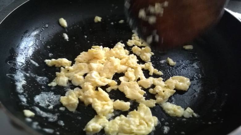 杂蔬糙米蛋炒饭：你减脂的小心思它都知道,锅里放适量油，倒入鸡蛋液翻炒片刻后盛出