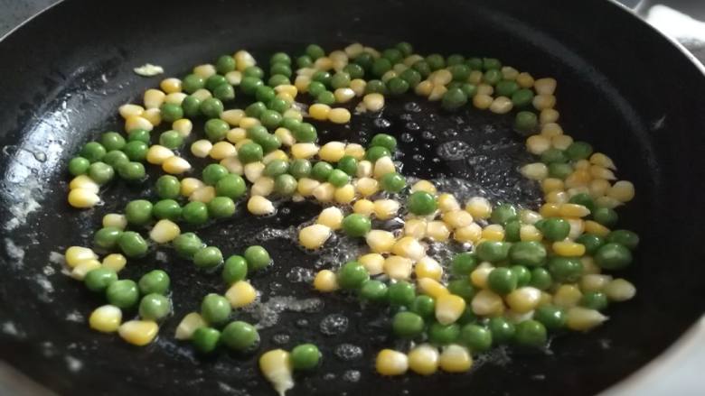 杂蔬糙米蛋炒饭：你减脂的小心思它都知道,青豆、玉米粒入锅翻炒