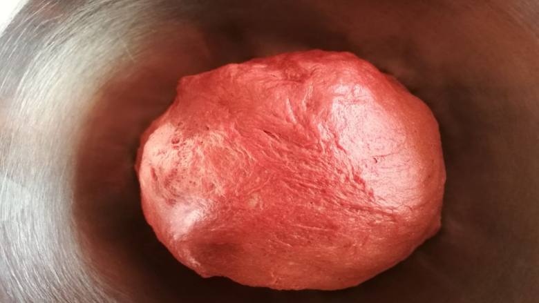 梅花形蔓越莓吐司,揉好的面团放入容器，放入烤箱进行第一次发酵。
