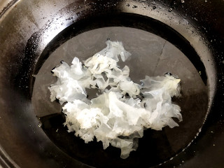 冰糖银耳炖梨的制作方法,锅中烧开水放入泡发好的银耳，大火煮开。