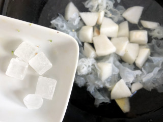 冰糖银耳炖梨的制作方法,再放入冰糖，冰糖的数量可根据口味调节，煮熟了之后可放入蜂蜜进行调味，文火住60分钟就可以了。