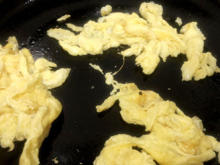 家常蛋包饭,将鸡蛋用手动打蛋器打散后，放入热油的平底锅中煎熟。