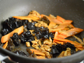 胡萝卜木耳炒肉丝,加入胡萝卜和木耳一起拌炒，炒至断生