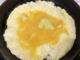 家常蛋包饭,另起锅将剩下的鸡蛋液，倒入锅中摊成蛋饼。