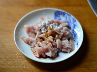 胡萝卜木耳炒肉丝,猪肉切成丝，放入盘中，用少许淀粉和酱油腌制一会