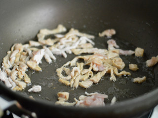胡萝卜木耳炒肉丝,锅里烧热油，放入肉丝快速炒散