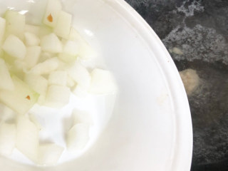 美味的冬瓜丸子汤,将切好的冬瓜块放入锅中，大火煮开。