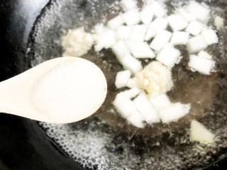 美味的冬瓜丸子汤,放入适量的盐调味。