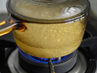 胡萝卜瘦肉粥（辅食）,大米淘洗干净后放入小锅中，加入足量水，大火烧开后，小火慢慢熬煮