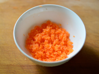 胡萝卜瘦肉粥（辅食）,要是没有辅食工具，用刀慢慢剁碎也是可以的。（根据宝宝的年龄来，越小的宝宝要剁的约细小，以免卡到喉咙）