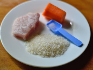 胡萝卜瘦肉粥（辅食）,材料准备好（图片有盐，因为我家宝宝已经一岁多了，可以适量吃一点盐，要是一岁以为的宝宝记得不要放盐哟~）