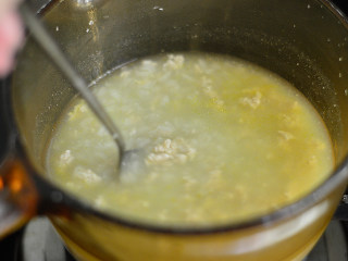 胡萝卜瘦肉粥（辅食）,用勺子快速的划散开，以免粘成一坨坨  