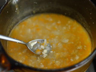 胡萝卜瘦肉粥（辅食）,煮约8-10分钟就可以了（一岁以上的宝宝可以加一点点盐）