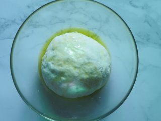 佛卡夏面包,揉好面团后，加入一半橄榄油揉均匀。盖保鲜膜发酵至两倍大。