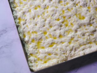 佛卡夏面包,用手指在面团上按一些小洞，刷一层橄榄油