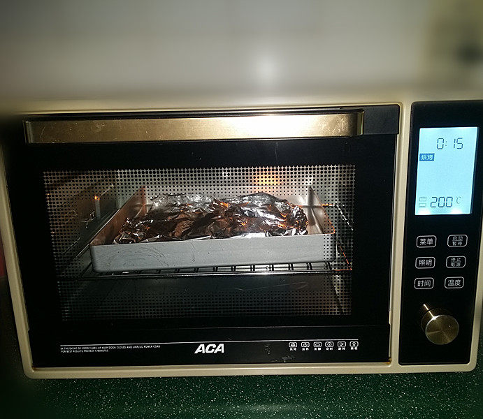 叉烧排骨,送入预热好的烤箱中层：200度，上下火，烤25分钟左右