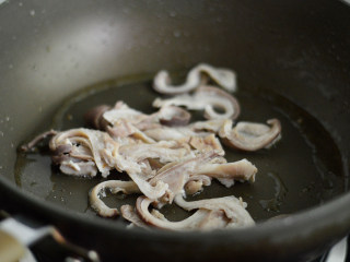 青椒烩肚丝,锅里烧热后，放入猪肚丝拌炒