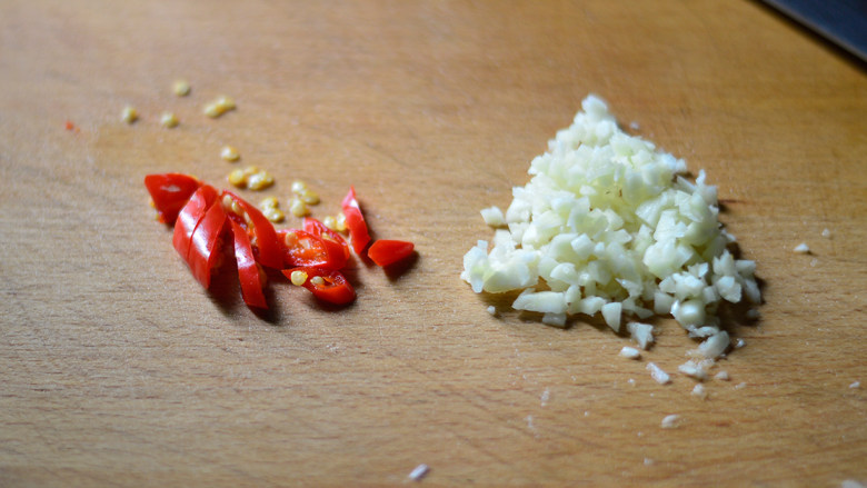 青椒烩肚丝,小米辣切丁，蒜切碎沫