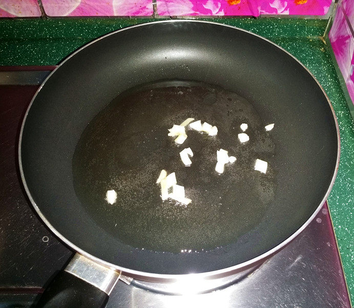 椒盐素鸡,不粘锅烧热后倒入玉米油、下葱姜蒜煸香后盛出