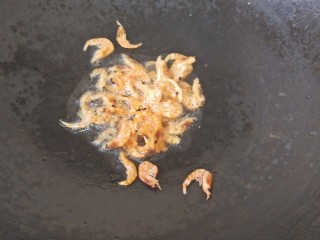 虾皮秋葵黄金炒饭,锅里热油放入虾皮炒香