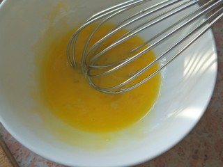 虾皮秋葵黄金炒饭,鸡蛋取蛋黄打散