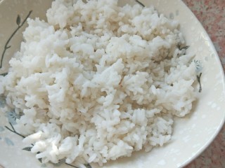虾皮秋葵黄金炒饭,隔夜米饭用筷子搅拌松散
