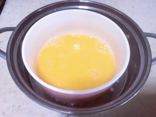 芒果双皮奶,鸡蛋搅拌均匀备用