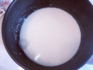芒果双皮奶,牛奶倒入锅中煮沸