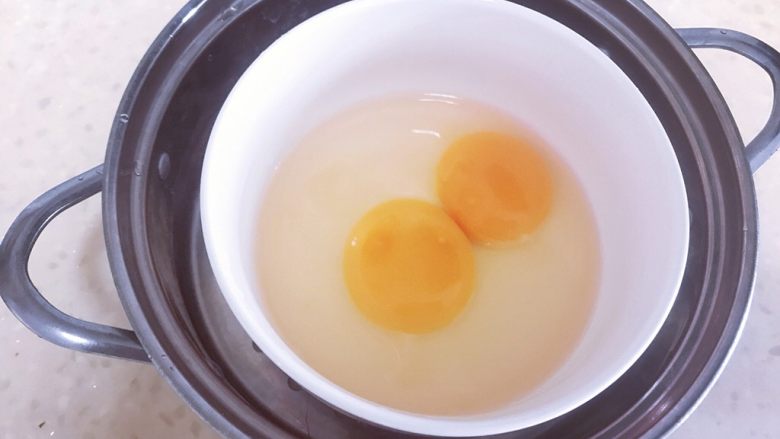 芒果双皮奶,碗中准备两个鸡蛋，根据自己口味爱好，蛋黄可要可不要