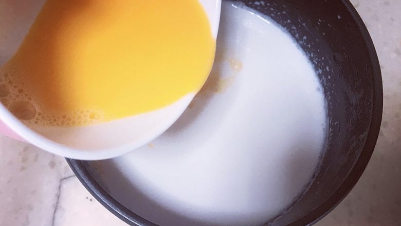 芒果双皮奶,搅拌好的鸡蛋加入牛奶中充分再搅拌均匀