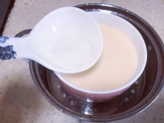 芒果双皮奶,加入一小勺白砂糖，搅拌均匀，可根据自己口味，适当加入